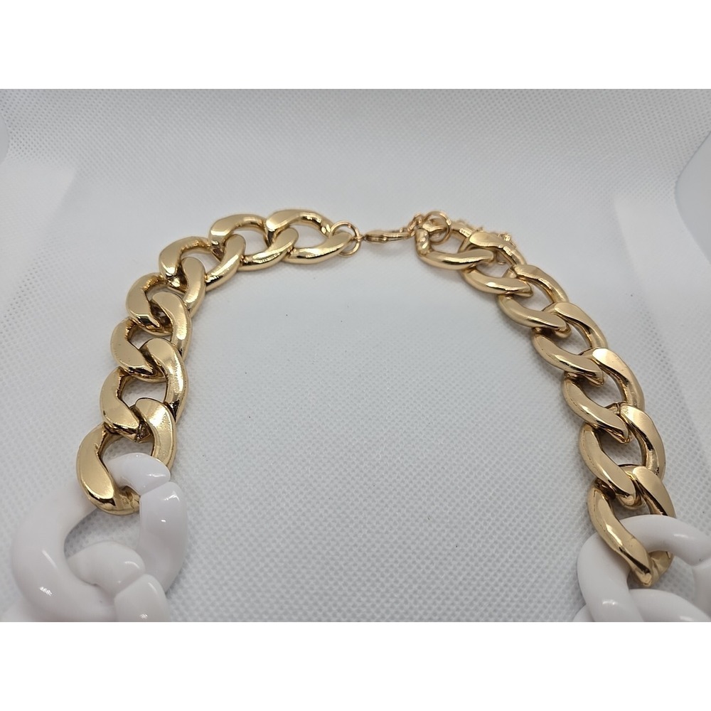 Chuncky Gold-Plated White Resin Link Necklace - Picture 4 of 8